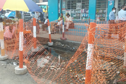 Problema.  En el sitio el agua se empoza y no se puede transita