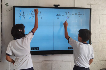 Dos de los niños que se educan en el plantel "Felipe Costa von Buchwald", que regenta la oenegé guayaquileña.