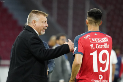 El entrenador Ever Hugo Almeida (i) resaltó el buen juego de El Nacional.