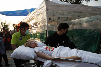 Tantawan Tuatulanon, una de las activistas tailandesas acusada de lesa majestad, mantiene este sábado su dura huelga de hambre frente a las puertas de la Corte Suprema