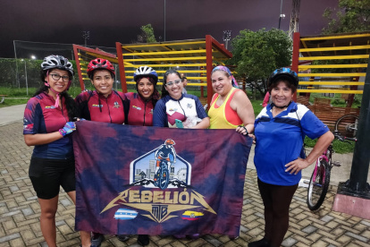 Parte de las integrantes de Rebelión MTB que celebraron el primer aniversario.