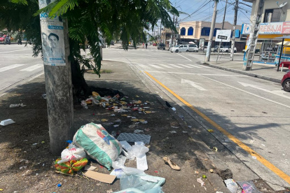 La basura es desechada en Sauces 5, en la avenida Antonio Parra Velasco