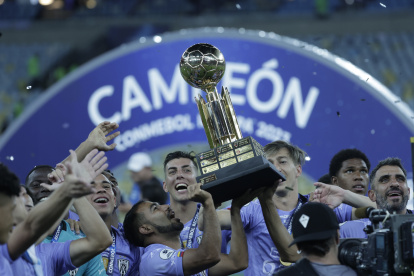 Junior Sornoza levantando la copa en la ceremonia de premiación.