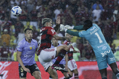 Ramírez despejando el balón en la final de Recopa Sudamericana.