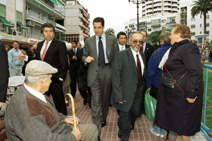 Fotografía de archivo fechada el 21 de febrero de 2000 que muestra al entonces vocero negociador de las FARC, Raúl Reyes (d), y al Comisionado para la Paz del Gobierno colombiano, Víctor G. Ricardo (i).