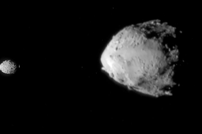 Vistas de los asteroides Dimorphos (izquierda) y Didymos (derecha).