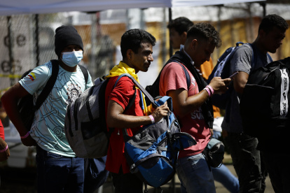 Migrantes esperan en un refugio temporal de Ciudad de Panamá (Panamá), en una fotografía de archivo.