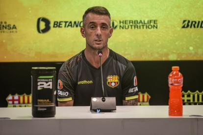 Damián Díaz, negó haber botado la cinta de capitán de Barcelona, durante el duelo ante Gualaceo, por supuestamente haberse enojado con Bustos.