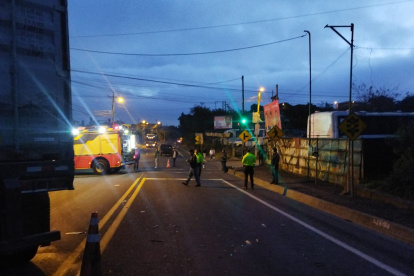 Cierre. El tráfico se obstruyó por el camión que quedó atravesado.