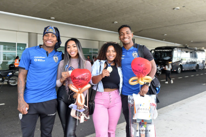 Joao Ortiz (i) y Anthony Landázuri (d) fueron recibidos por sus esposas Gabriela Barrera y María Luisa Rodríguez.