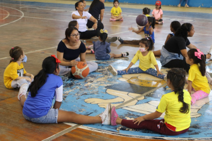Niños entre 6 a 14 años asisten al curso vacacional de Feder.
