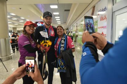 Sarita Oña y Gisela Guaña llevaron flores para el entrenador Martín Anselmi.