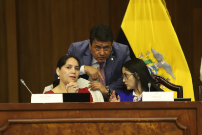 Aliados. Mireya Pazmiño y Viviana Veloz piden rabiosamente la destitución de Lasso. El socialcristiano Pedro Zapata no está de acuerdo, pero acolita.