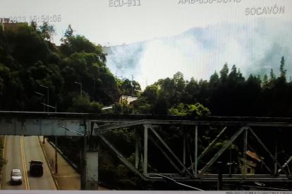 Los bomberos de Ambato acudieron al lugar a apagar las llamas.