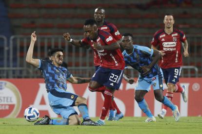 Ever Valencia (c) de Medellín disputa un balón con Ronie Carrillo (i) de El Nacional hoy, en un partido de la Copa Libertadores entre Deportivo Independiente Medellín (DIM) y El Nacional en el estadio Atanasio Girardot en Medellín (Colombia).