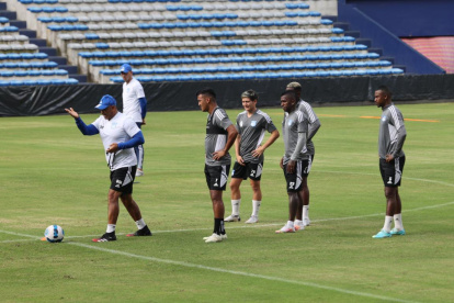 Entrenamiento de Emelec en estadio Capwell.
