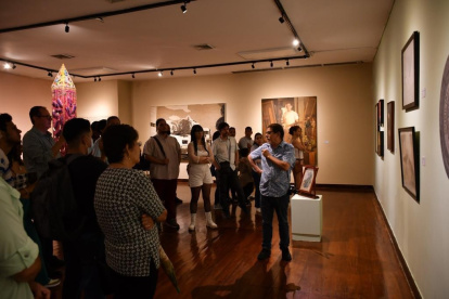 Exhibición. Varias personas acuden a la clausura de la muestra.