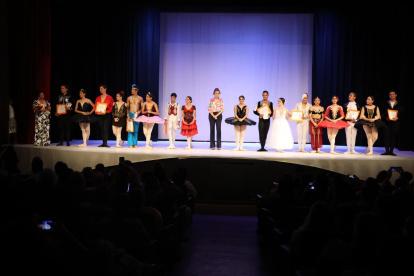 Tras cumplirse la presentación, los alumnos y las autoridades de la Casa de la Cultura, se despiden con un saludo general.