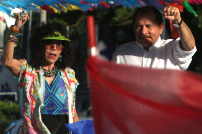 Fotografía de archivo, tomada en junio de 2014, en la que se registró al presidente de Nicaragua, Daniel Ortega (d), junto a su esposa, Rosario Murillo (i), en Managua (Nicaragua). EFE/Mario López.