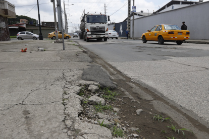 Sur. La vía principal de la Pradera es una de las más afectadas en el sur de la urbe.