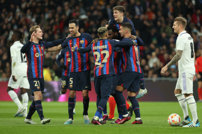 MADRID, 02/03/2023.- Los jugadores del FC Barcelona celebra el primer gol del equipo blaugrana durante el encuentro correspondiente a la ida de las semifinales de la Copa del Rey que disputan hoy jueves frente al Real Madrid en el estadio Santiago Bernabéu, en Madrid. EFE/Kiko Huesca.