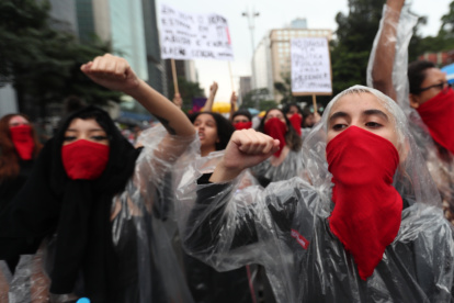Mujeres protestan en defensa de sus derechos en la avenida Paulista en São Paulo (Brasil), en una fotografía de archivo. EFE/Fernando Bizerra