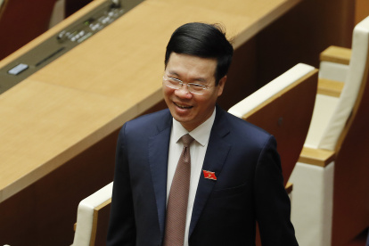 La Asamblea Nacional de Vietnam eligió este jueves a Vo Van Thuong (c) como nuevo presidente del país, tras la renuncia en enero de su predecesor por prácticas corruptas ocurridas bajo su mando, informó el Gobierno.