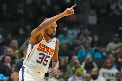 Durant lució bien, aunque no en pleno estado de forma, con la #35 de Suns.