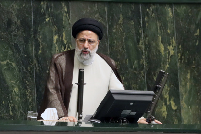 El presidente iraní Ebrahim Raisi habla durante una sesión parlamentaria en la Asamblea Consultiva Islámica.