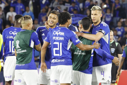 Jugadores de Millonarios celebran al final hoy, de un partido de la Copa Libertadores entre Millonarios y Universidad Católica en el estadio El Campín en Bogotá (Colombia).