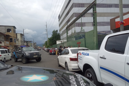 Sostuvo que tanto el fallecido como los criminales son parte de microorganizaciones que se toman el nombre de bandas criminales para cometer sus fechorías. "Se agrupan cuatro o cinco personas y dicen identificarse con cierta organización", añadió la fuente policial.

Con respeto a las dos armas con las que cámaras de vigilancia captaron a uno de los criminales cuando salía del hospital, indicó que una fue la que se utilizó para cometer el asesinato y la otra la que el delincuente le quitó al policía que resultó herido y que trató de detenerlo.

Desde la noche del martes 28 de febrero, luego de ser víctima de un atentado, donde también resultó herida una mujer, Vergara San Martín se encontraba hospitalizado en este hospital. Dicho suceso que se produjo en las calles 23 y Callejón L, presuntamente por la disputa de territorio para el expendio de droga. 

La víctima tenía antecedentes penales por droga (2016)  en el atentado recibió un disparo en el estómago y su estado de salud era delicado.