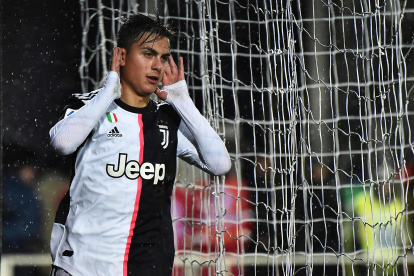 Bérgamo (Italia), 23/11/2019.- La Juventus "Paulo Dybala celebra tras anotar durante el partido de fútbol de la Serie A italiana entre Atalanta y Juventus en el estadio Gewiss en Bérgamo, Italia, 23 de noviembre de 2019. (Italia) EFE / EPA / PAOLO MAGNI ITALIA FÚTBOL SERIE A |




Bergamo (Italy), 23/11/2019.- Juventus" Paulo Dybala celebrates after scoring during the Italian Serie A soccer match between Atalanta and Juventus at Gewiss Stadium in Bergamo, Italy, 23 november 2019. (Italia) EFE/EPA/PAOLO MAGNI ITALY SOCCER SERIE A