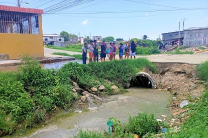 Las aguas malolientes van a parar a una especie de riachuelo que recorre otros cinco barrios.