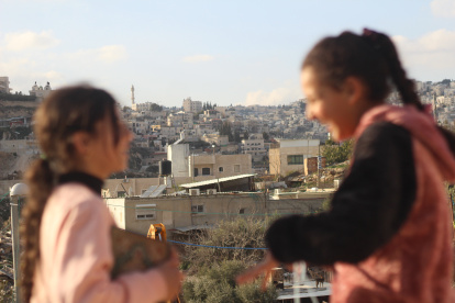 Dos niñas juegan en el barrio de Jabal Mukaber, de Jerusalén.