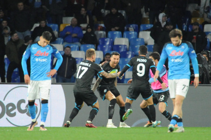 Naples (Italy), 03/03/2023.- Lazio"Äôs midfielder Matias Vecino celebrates with his teammate after scoring the 0-1 goal during the Italian Serie A soccer match SSC Napoli vs SS Lazio, in Naples, Italy, 03 March 2023. (Italia, Nápoles) EFE/EPA/CESARE ABBATE