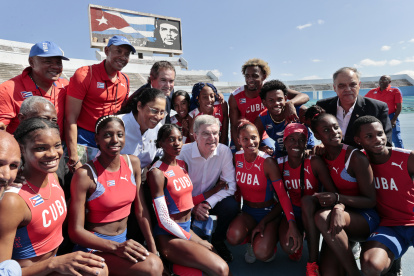 El presidente del Comité Olímpico Internacional (COI), el alemán Thomas Bach (c), posa con atletas cubanos durante un recorrido para la inauguración de una pista de atletismo, en La Habana (Cuba).