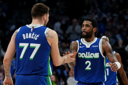 Luka Doncic (i) y Kyrie Irving funcionaron como dupla de ataque.