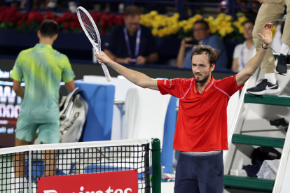 Dubai (United Arab Emirates), 02/03/2023.- Daniil Medvedev of Russia celebrates winning against Novak Djokovic of Serbia during their semi final match at the Dubai Duty Free Tennis ATP Championships 2023 in Dubai, United Arab Emirates, 03 March 2023. (Tenis, Rusia, Emiratos Árabes Unidos) EFE/EPA/Frabeland Charles Mallari