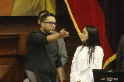 El asambleísta oficialista Juan Flores dialoga con la correísta y presidenta de la comisión, Viviana Veloz.