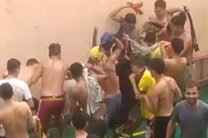 En la grabación se observa cómo los internos ‘atacan’ en grupo a uno de sus compañeros.