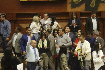 Los legisladores de la bancada correísta fueron los que más festejaron la aprobación del informe de la comisión en la que fueron mayoría.
