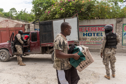 Varias personas buscan refugio tras huír de sus barrios por la violencia de las bandas de Puerto Príncipe-