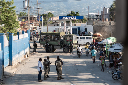 Policías vigilan una zona de Puerto Príncipe (Haití).