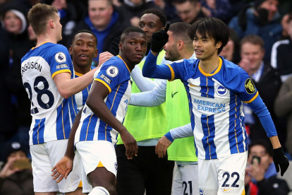 Los ecuatorianos Moisés Caicedo (c) y Pervis Estupiñán (i) fueron titulares con el Brighton.