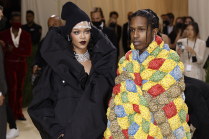 La cantante Rihanna junto a su novio.