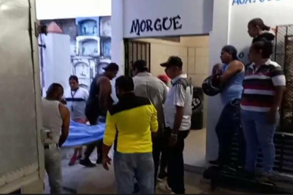 Los familiares de los fallecidos llegaron hasta la morgue de Vinces