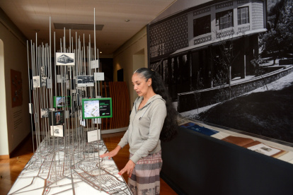 Bernarda Ycaza frente a una de las obras que reposan en el Museo Archivo de Arquitectura.