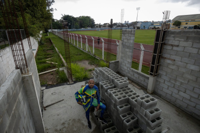El piloto de la selección brasileña de bóbsled Edson Luques Bindilatti, con cinco participaciones en los Juegos Olímpicos de Invierno, posa en medio de las obras paralizadas por falta de financiación de su proyecto "Sonho Real", en São Paulo, Brasil.
