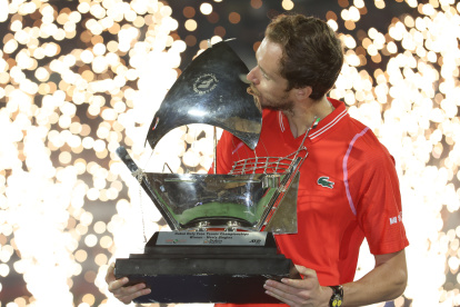 El ruso venció a su  compatriota por parciales de 6-2, 6-2.