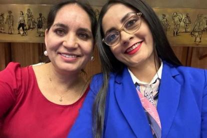 Selfi. “Un gran día”, escribió Mireya Pazmiño bajo esta foto y la puso en su estado del teléfono. Ni ella ni Viviana Veloz imaginaron jamás tanto poder.